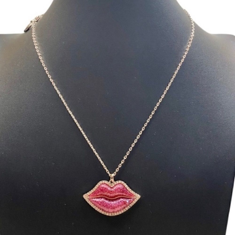 Betsey Johnson Sparkly Lips Pendant on Bright Gold Toned Chain. Dk. Pink/Purple.